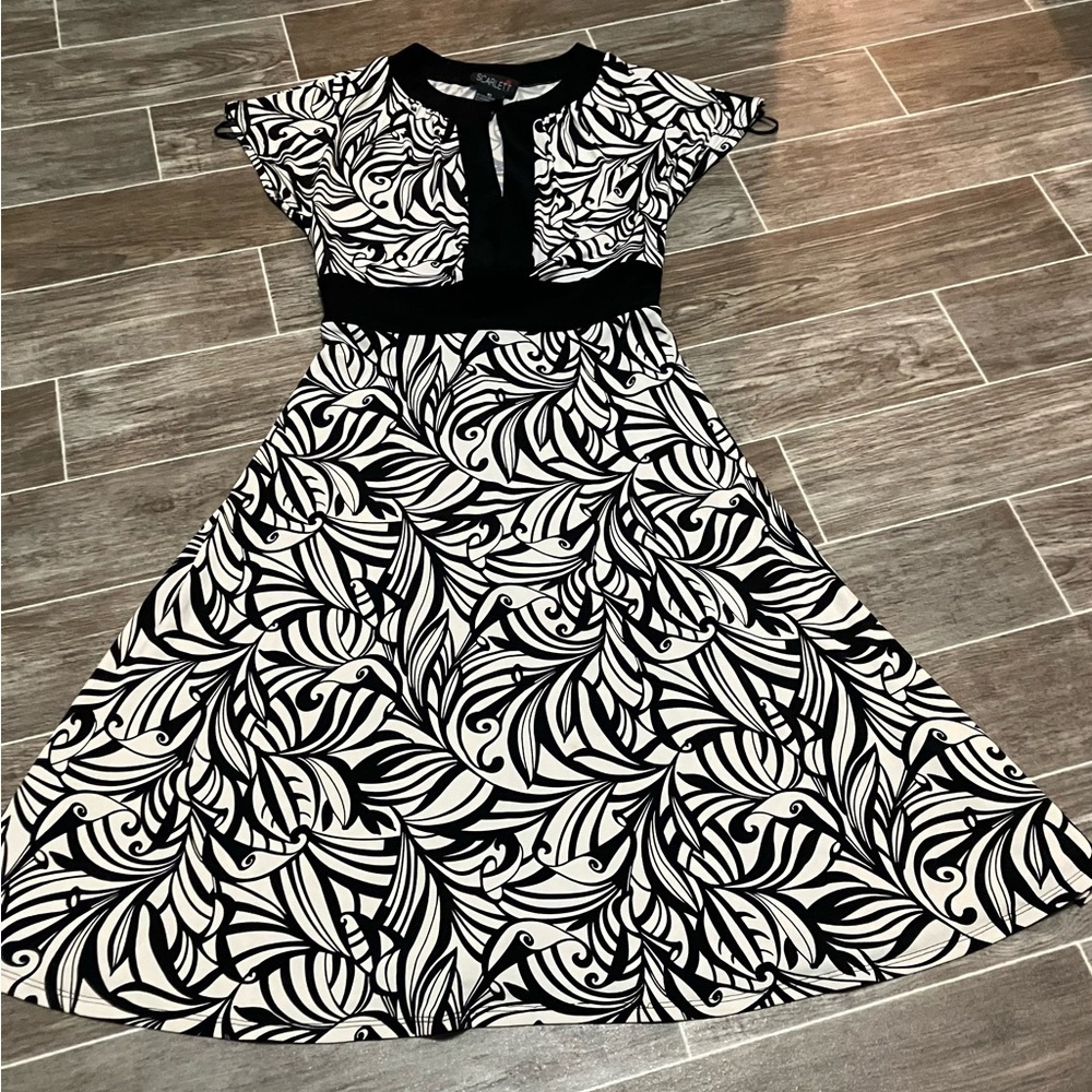Chic Black and White Patterned Dress - Picture 2 of 7